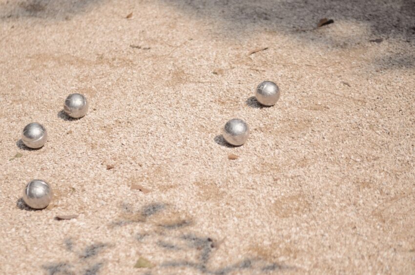 Petanque-kugler i sandet